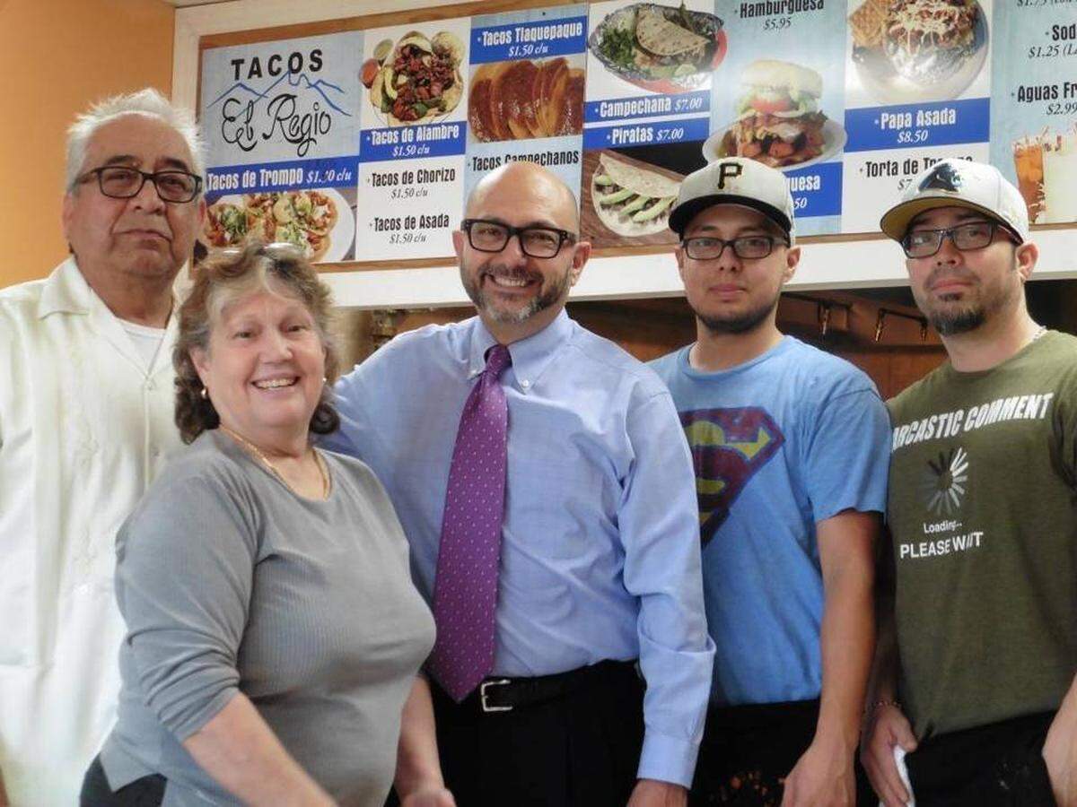 Pacino Mancillas (center) with Jesus Turuda, Aida Garcia, Alberto Turuda and David Turuda of Tacos El Regio.