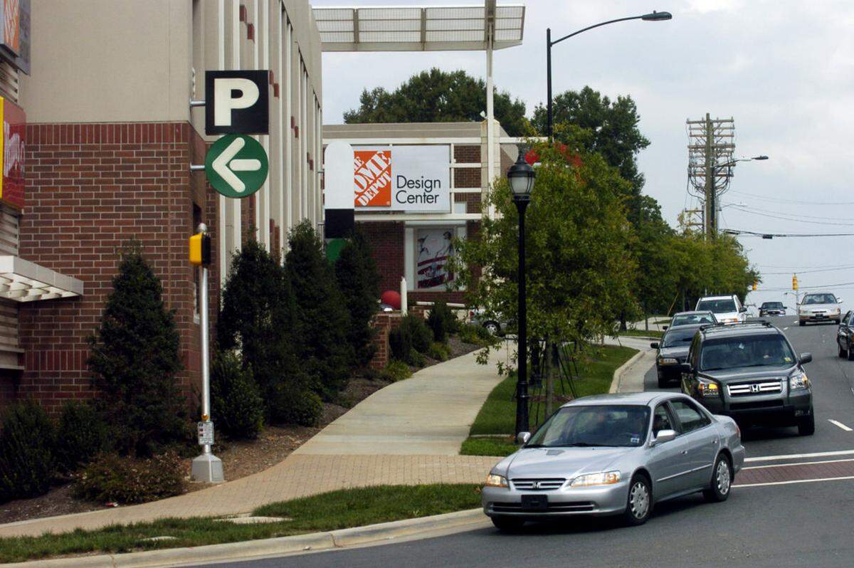 (10.01.2008)--Cars sit at the traffic light at Metropolitan on Wednesday, October 1, 2008. A Trader Joe's will open soon at that location. - YALONDA M. JAMES - yjames@charlotteobserver.com