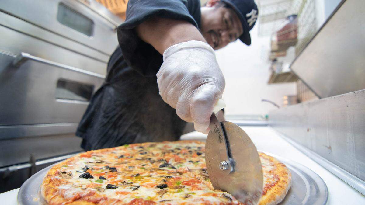 Photo by Alex Cason<br />
Benjamin Gonzalez of Chi's Pizza