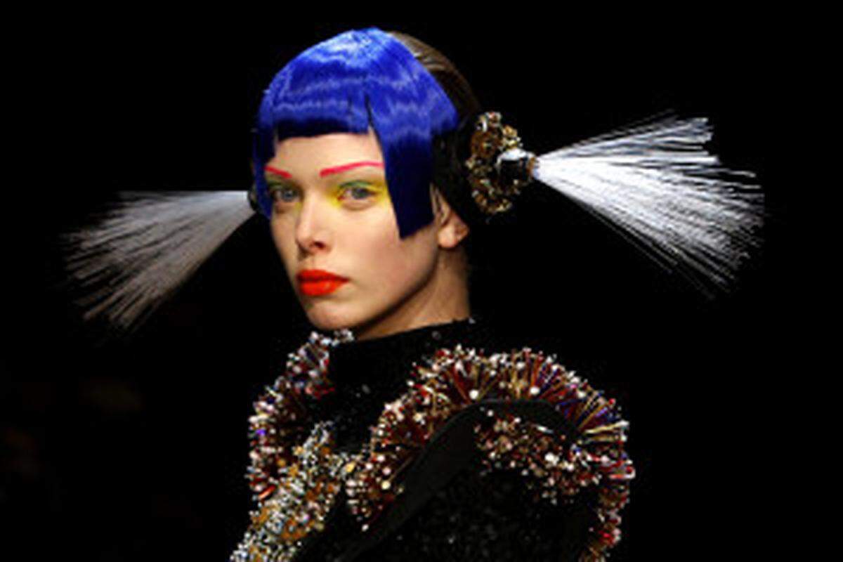 A model presents a creation by Indian designer Manish Arora as part of his Fall/Winter 2010/11 women's collection show during Paris Fashion Week on March 4, 2010. REUTERS/Pascal Rossignol (FRANCE - Tags: FASHION IMAGES OF THE DAY)