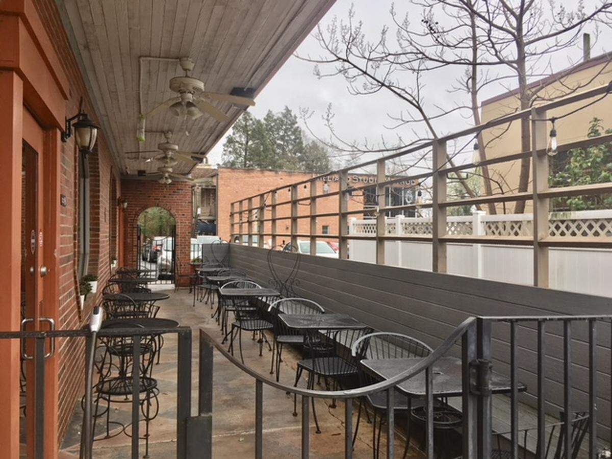 Deejai Thai Patio, Photo: Katie Toussaint