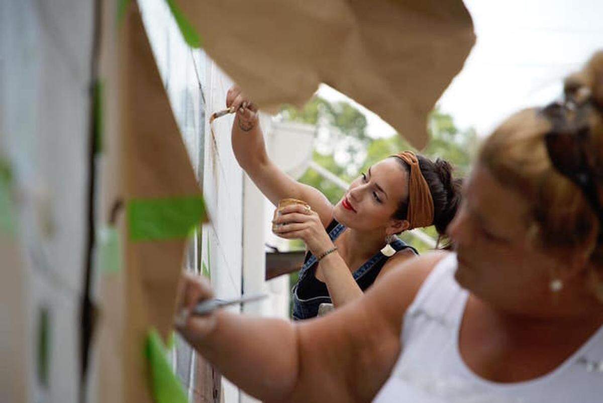 Photo by Mark Borja<br>Sydney Duarte and her mother work on a mural masterpiece.
