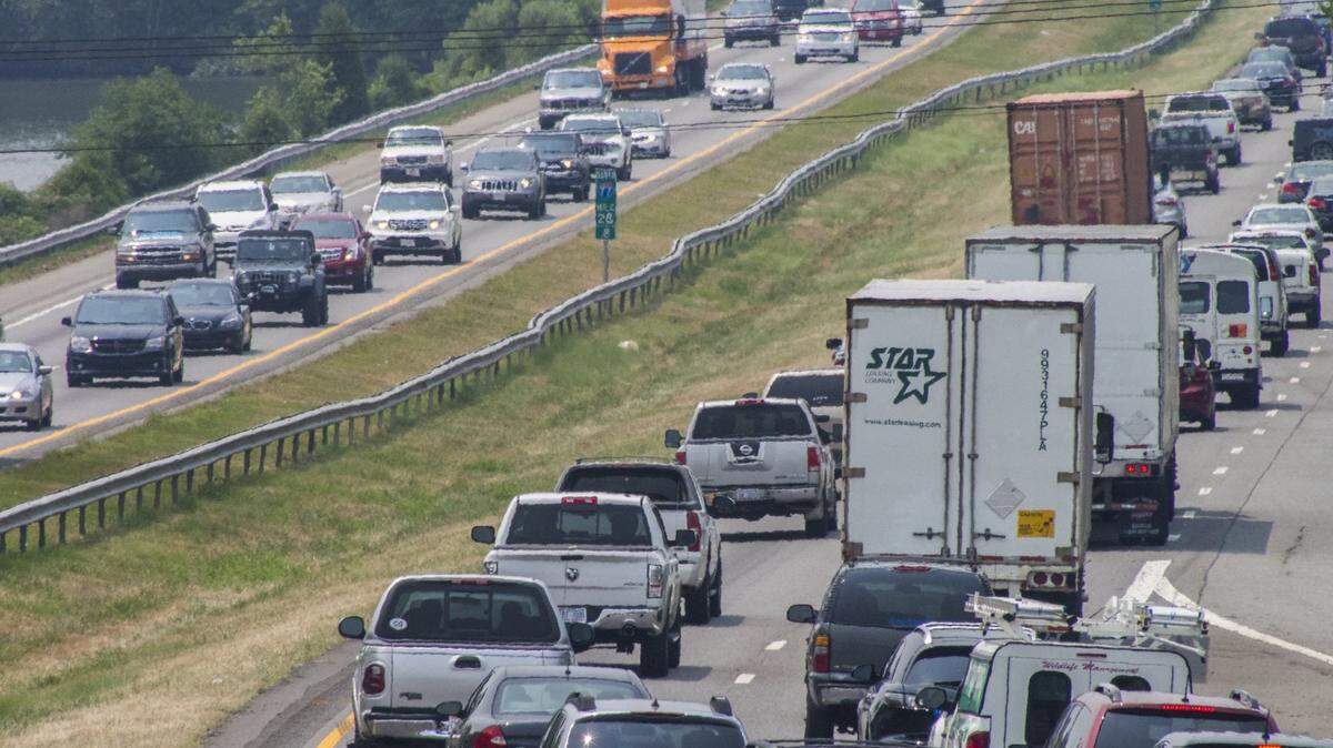Traffic on I-77 near Exit 30 at Davidson.