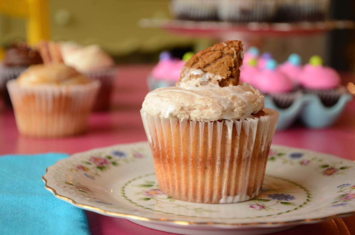 The oatmeal creme cupcake at Cupcrazed. CharlotteFive archives