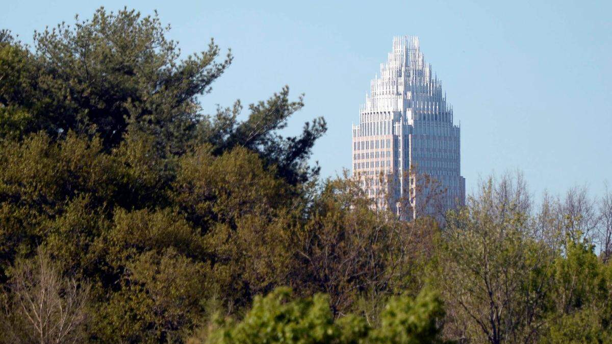 Bank of America Corporate Center, the bank’s headquarters, in uptown Charlotte. The bank said Tuesday that the employees would get a 30-day notice before they returned to the office.