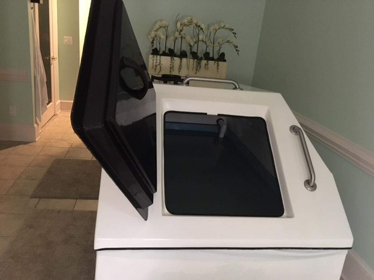 Float therapy tank