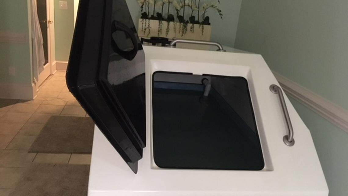Float therapy tank