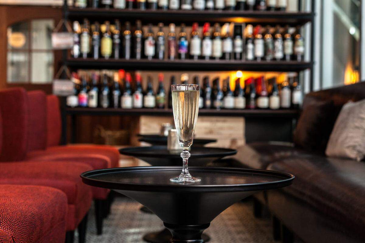 Photo by Jonathan Cooper<br/>Prosecco at Cicchetti.