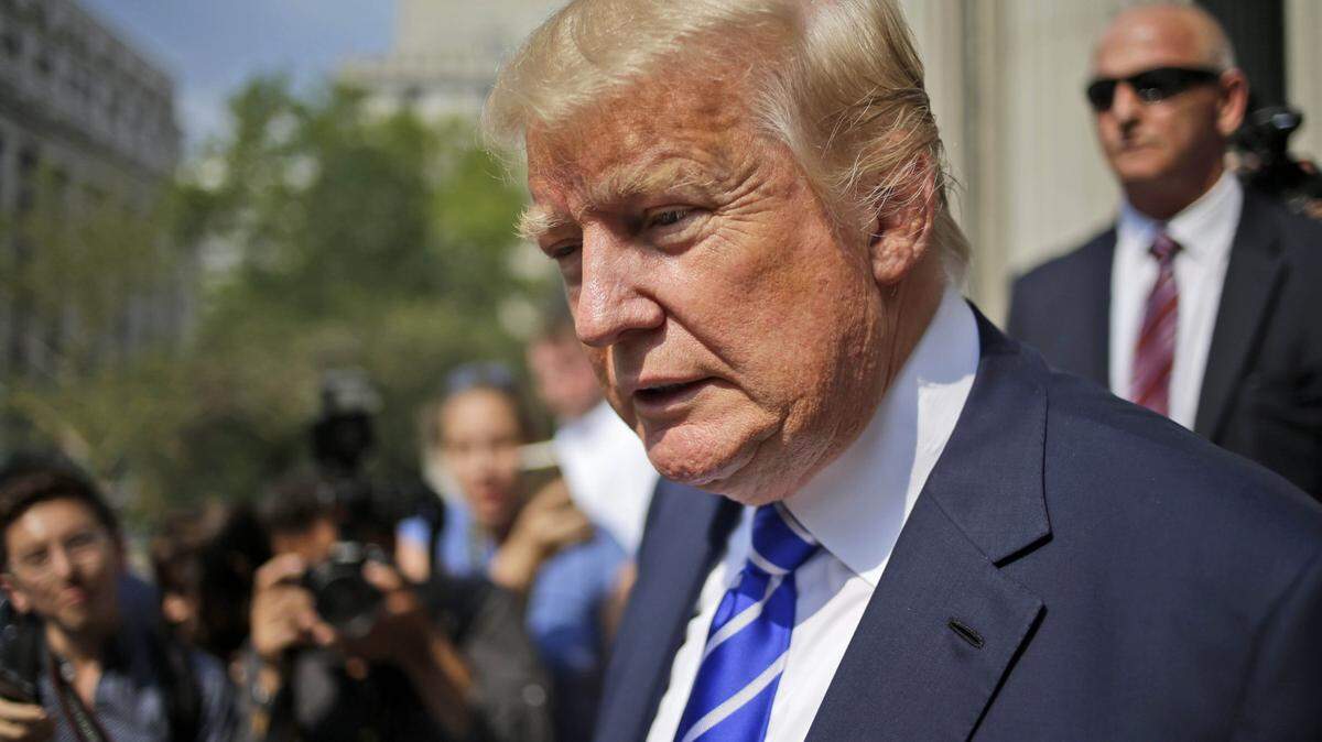 Donald Trump leaves the courthouse after serving on jury duty in New York, Monday, Aug. 17, 2015. The Republican presidential candidate reported for jury duty in Manhattan on Monday and spent much of the day like everyone else, filling out forms and wondering whether he would get picked. (AP Photo/Seth Wenig)