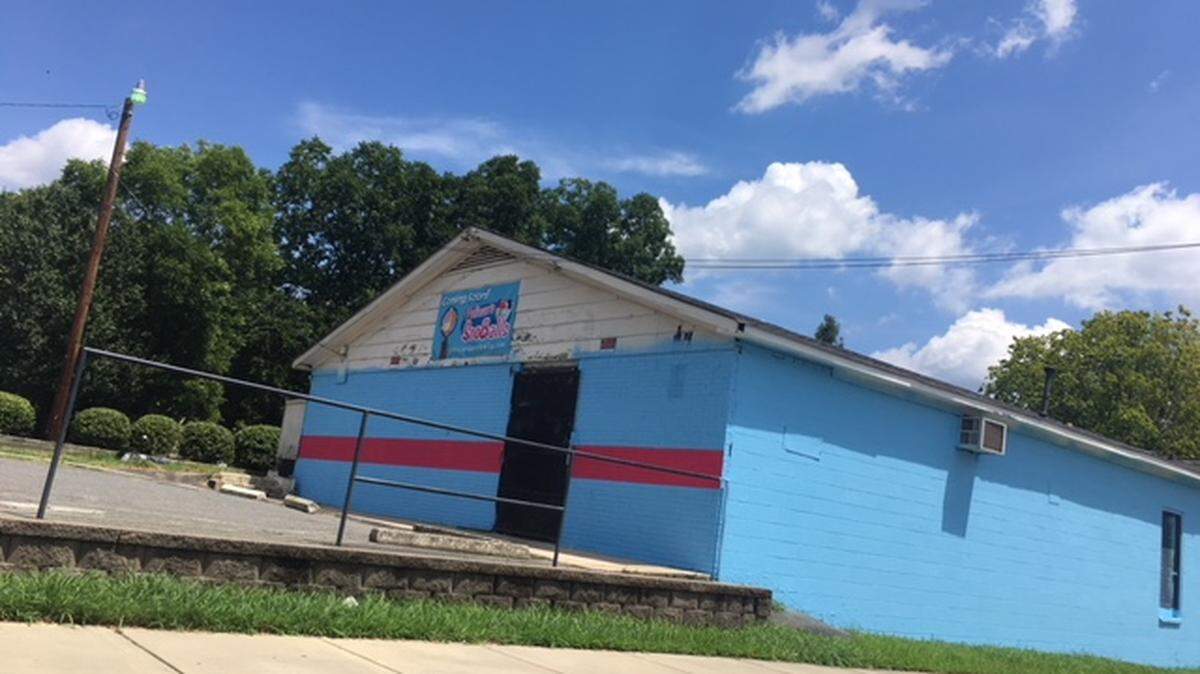 Pelican's Snowballs signage in Villa Heights. Photo by Katie Toussaint.