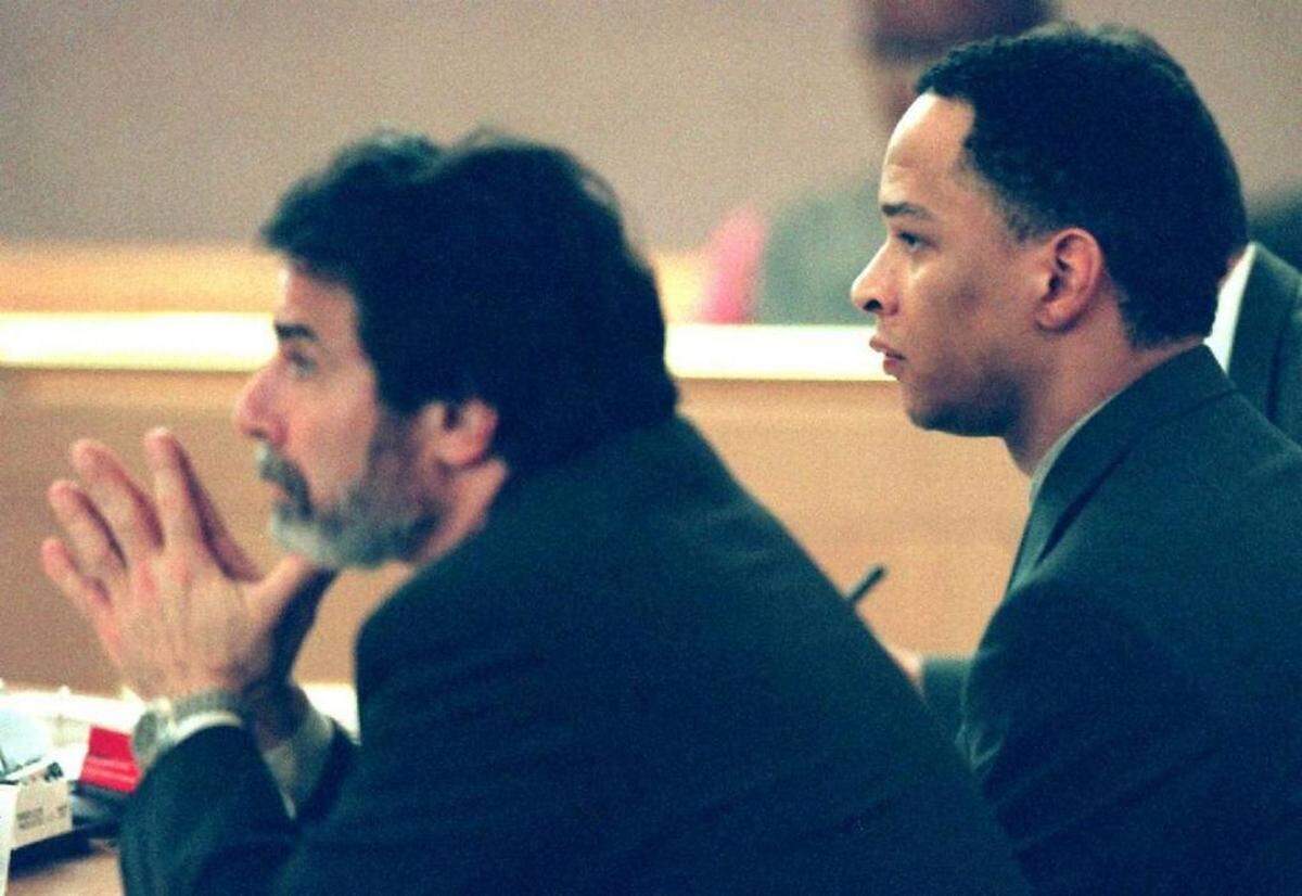 Rae Carruth, right, was represented by attorney David Rudolf, left, during his murder trial, which ended in January 2001. Photo by Jeff Siner/Charlotte Observer