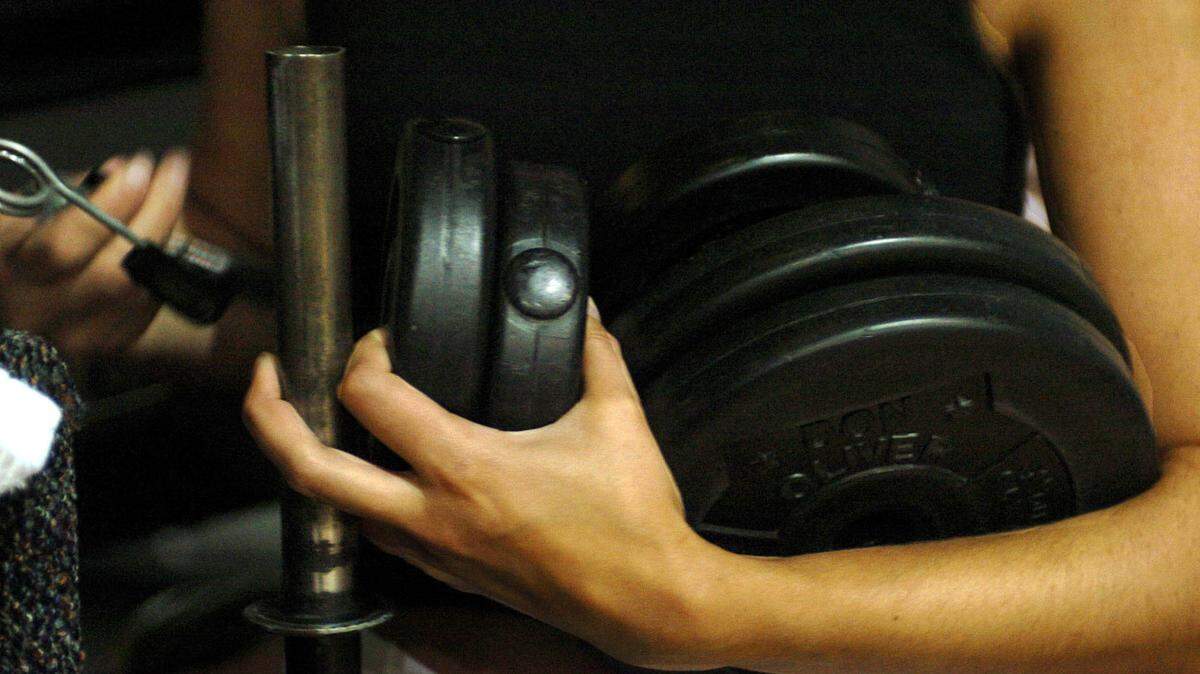 6/28/04  Detail of the weights used on barbells at body pump class at the Uptown YMCA in the Wachovia Building on College St. Body Pump is a group exercise class which is choreographed resistance training in a group setting involving the use of barbells with added weights that are adjustable between different types of exercises. Body Pump builds muscular endurance and burns calories. According to the article, classes use added weights of roughly 2.2, 5.5 and 11 pounds. DIEDRA LAIRD/STAFF