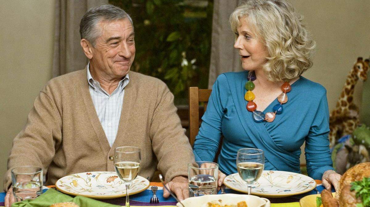 EFE/EUA CARIBE SHM11 - LOS ÁNGELES (CA, EEUU), 21/12/2010.- Fotograma donde aparece el actor Robert De Niro en el papel de Jack Byrnes y la actriz Blythe Danner en el papel de Dina Byrnes, durante una escena de la pelÌcula "Little Fockers" que rivalizar· durante los estrenos de la taquilla norteamericana que se adelantan al miÈrcoles por la Navidad. El argumento de esta tercera parte de "Meet the Parents", se centra en los hijos del personaje de Stiller, y en la preocupaciÛn de su suegro en que reciban la mejor educaciÛn posible y Èl demuestre estar capacitado para cuidar de su familia. EFE/Glen Wilson/Universal Pictures
