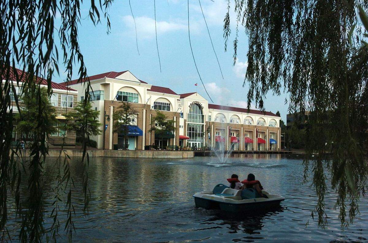 7/12/2005-You can spend the day shopping at The Shoppes at University Place (CQ) or take a ride on a paddleboat on University Place Lake. WENDY YANG - wyang@charlotteobserver.com