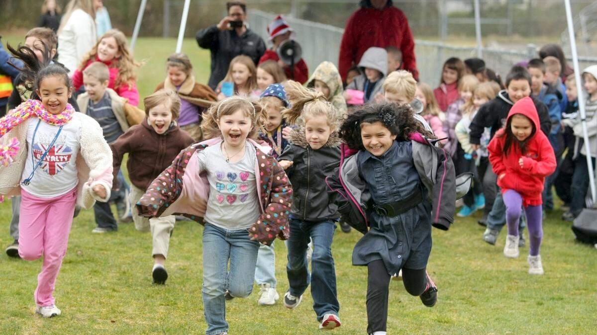 FILE - In this March 9, 2012, file photo, students at Sunnyslope Elementary School run during a diabetes awareness event in Port Orchard, Wash. Students in Washington state would no longer need to get permission to use sunscreen in school under a new proposal by Washington state lawmakers. Currently, K-12 students cannot use or carry sunscreen in a backpack while at school without a note from a doctor and a parent. (Larry Steagall/Kitsap Sun via AP, File)