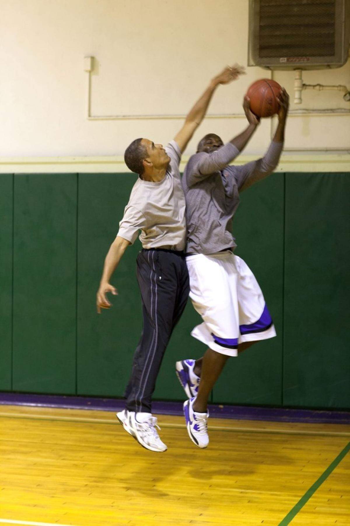 President Barack Obama plays basketball with personal aide Reggie Love at St. Bartholomew's (St. Bart's) Church in New York City, during downtime, Sept. 23, 2009.
