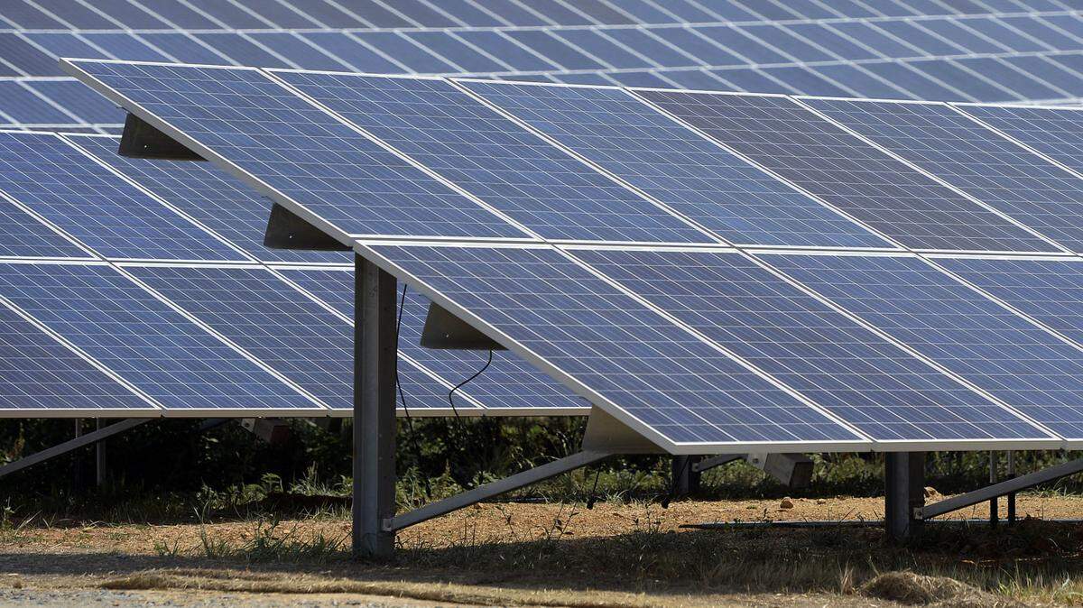 A new report from the North Carolina state government emphasizes the electrification of cars and buildings, as well as fewer fossil fuels in power generation to help North Carolina reach net zero greenhouse gas emissions. This photo shows a solar farm on a 60-acre tract in Montgomery County.