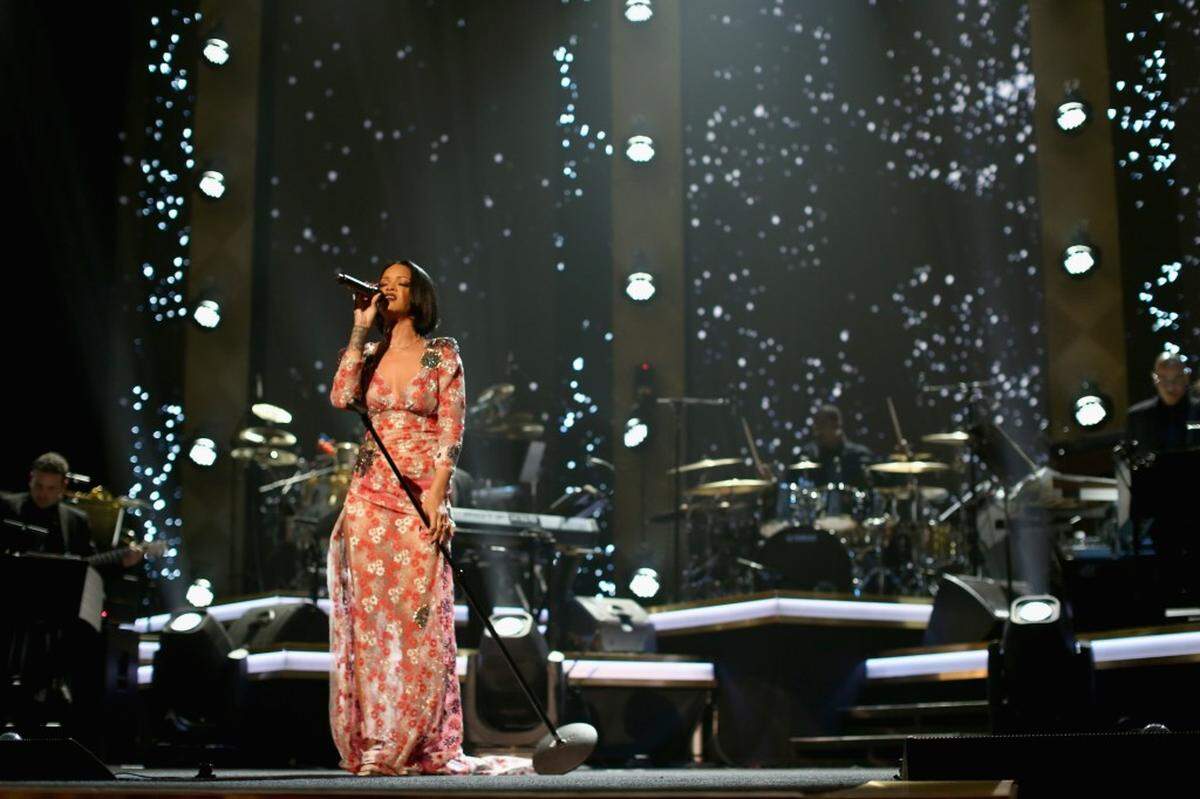 LOS ANGELES, CA - FEBRUARY 13:  Singer Rihanna performs onstage during the 2016 MusiCares Person of the Year honoring Lionel Richie at the Los Angeles Convention Center on February 13, 2016 in Los Angeles, California.  (Photo by Christopher Polk/Getty Images for NARAS)