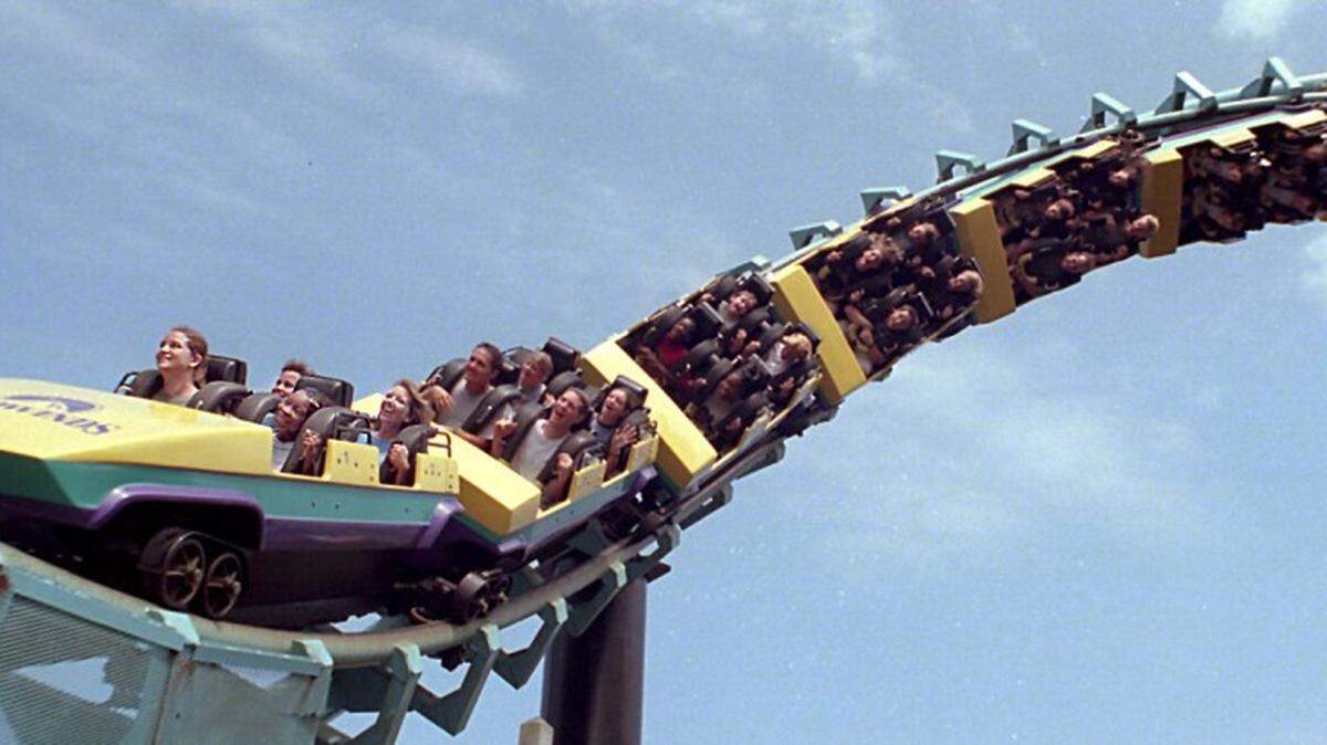 7/29/98 In the front car of Carolina Cyclone l-r front row volunteer Heidi Forsythe,15,and Malinda (CQ) Hayes,17; and l-r row behind them directors Garnet McKeown and Wendy Waddle, all of Camp ARC, riding Carolina Cyclone as part of a Rock Hill Camp ARCfield trip to Carowinds today. About 35 Camp ARC teenagers from the camp, run by Rock Hill Parks, Recreation and Tourism, attended Carowinds today from 10 am to 3 pm, riding the rides and having lunch at Plantation Pavilion. The camp has 2 field trips toCarowinds during its June 15-Aug 14 run (9 1-week sessions of 35 kids each during this time). Camp ARC has been visiting Carowinds for 10 years. DIEDRA LAIRD