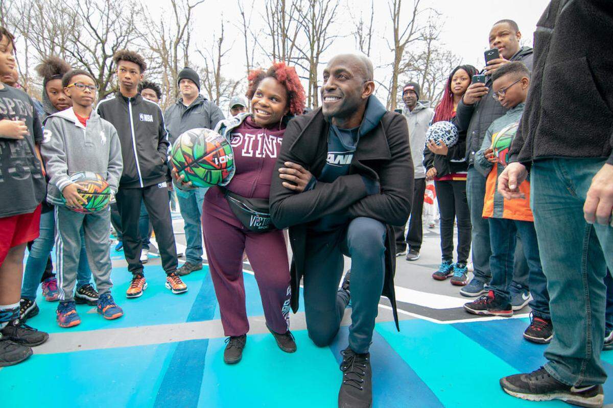 Photo by Alex Cason Photography<br/>Kevin Garnett with a fan at Cordelia Park