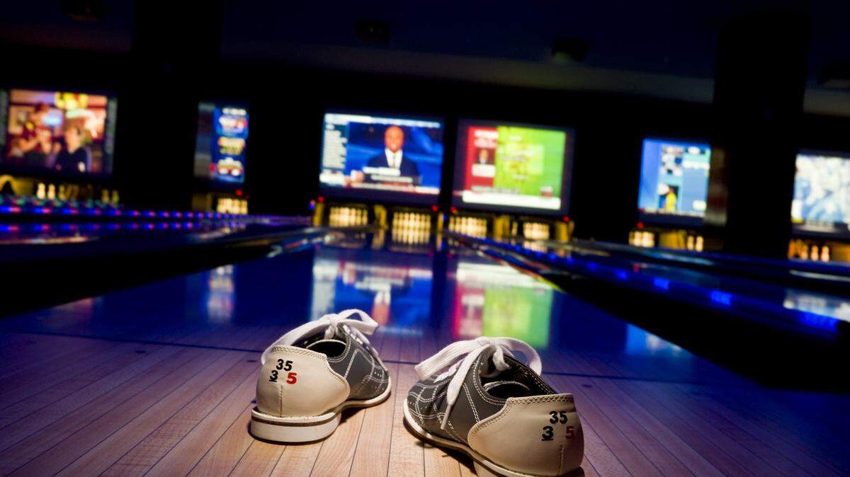 Strike City, a new combination bowling alley-bar-restaurant-hangout is opening in EpiCentre. From the blacklights to the pumping music to the day-glo balls to a couple dozen beers on tap, this is definitely not your father's bowlling alley.
GARY O'BRIEN - gobrien@charlotteobserver.com
