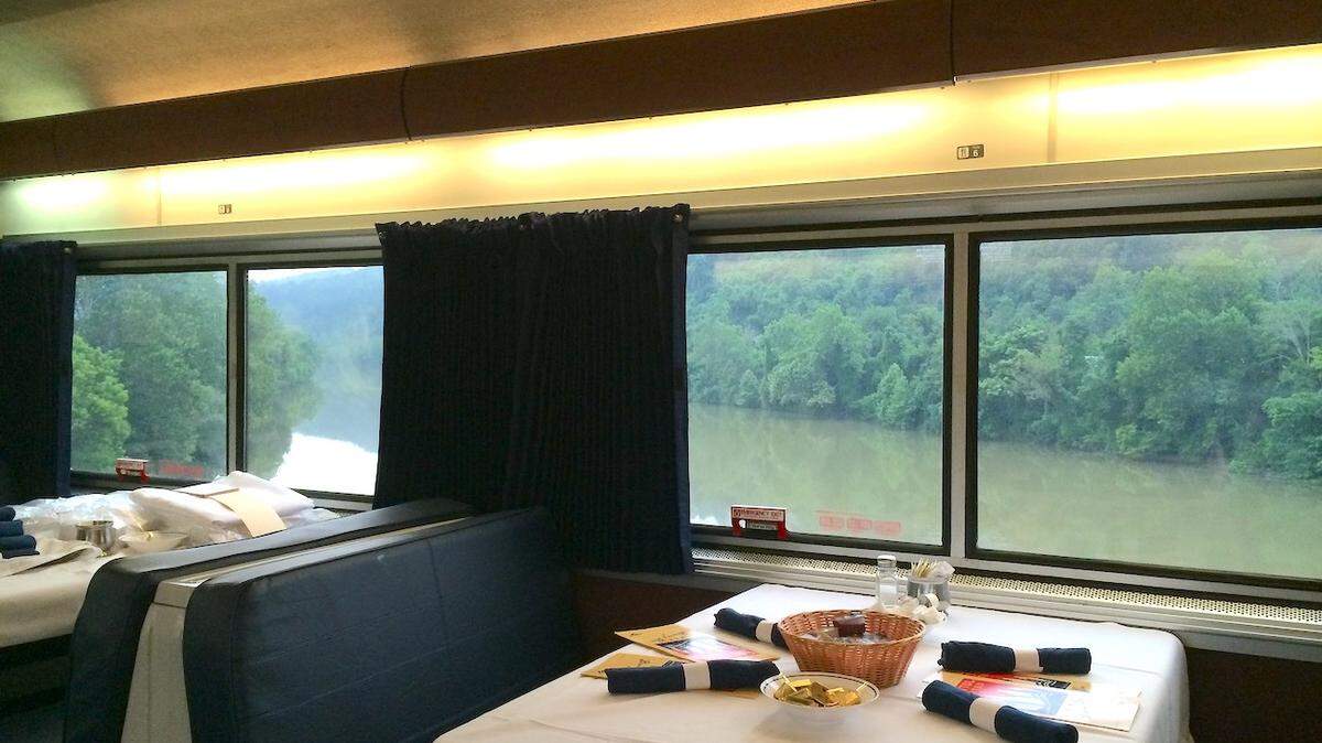 Photo via Malcolm K./Flickr<br/>The dining car of Amtrak's Capitol Limited near Connellsville, PA.