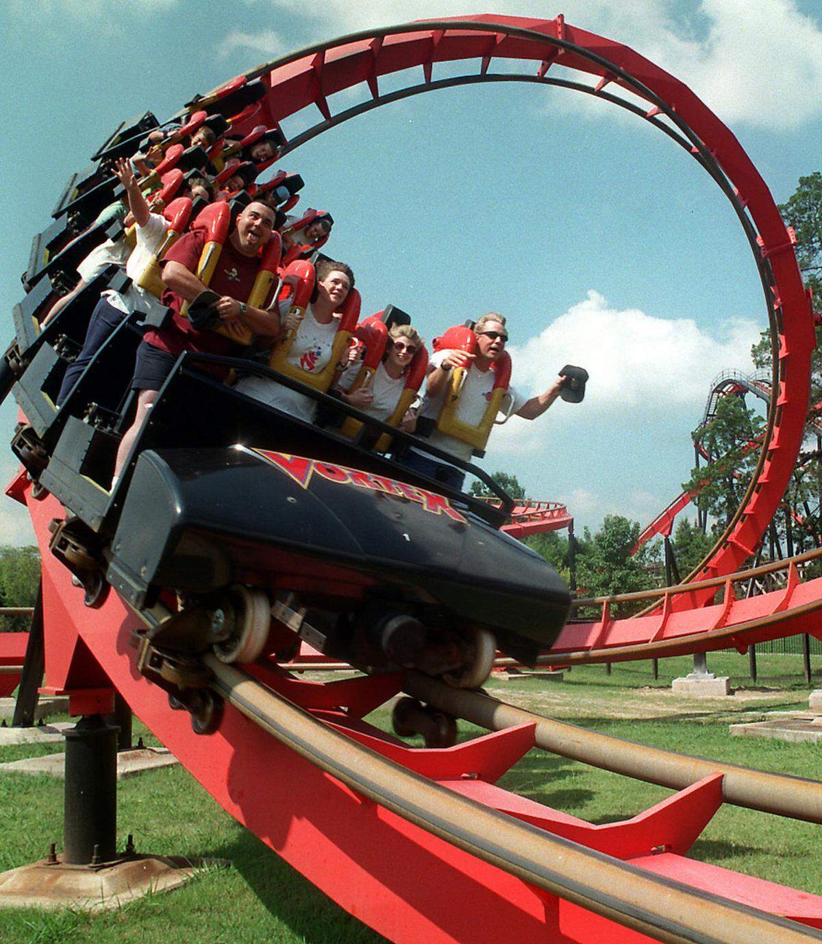 9/01/96 1C DIEDRA LAIRD/Staff  Five injuries were recorded between 1992 and 1994 on the Vortex, a stand-up roller coaster at Paramount's Carowinds.   (UNPUBLISHED NOTES:)   (8/15/96 STANCILL) shot of crowds on the Carolina Vortex, one of 3 rides that have had troubles at Carowinds. DIEDRA LAIRD/staff