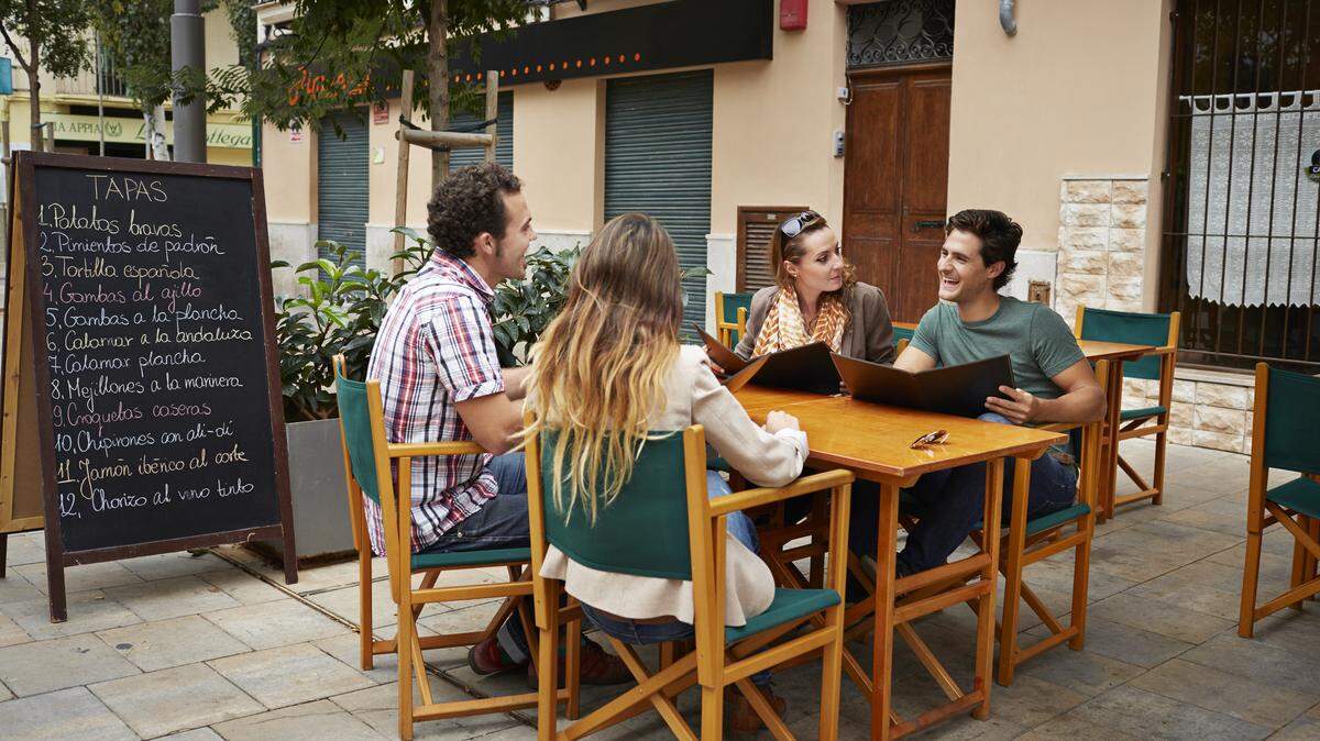 Friends at a restaurant outside together.