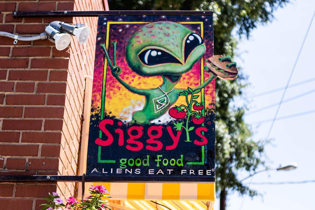 Siggy’s Good Food’s logo features an alien.