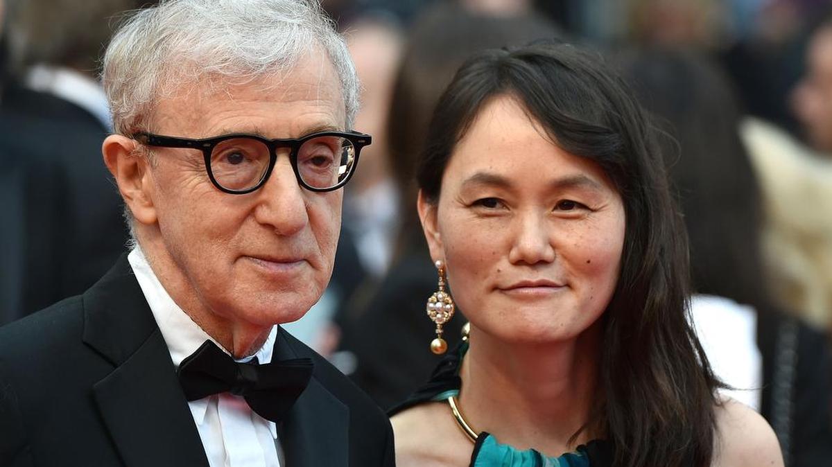 US director Woody Allen and his wife Soon-Yi Previn pose as they arrive on May 11, 2016 for the screening of the film "Cafe Society" during the opening ceremony of the 69th Cannes Film Festival in Cannes, southern France.