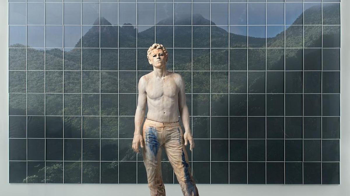 “La persistencia del verdor” (“The persistence of greenery”), 2016: ceramic, resin, metal, paper, glass, plastic, wood. (Installation background image by Harvey Barrison: Mount Britton, El Yunque National Forest, Puerto Rico, 2014.)