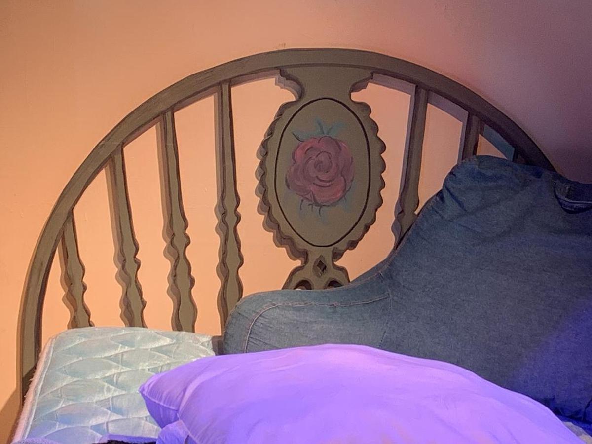 He carved out the beds’ headboards to match the Beales’, and enlisted the help of scenic painter Tracy Price to echo their flower embellishments.