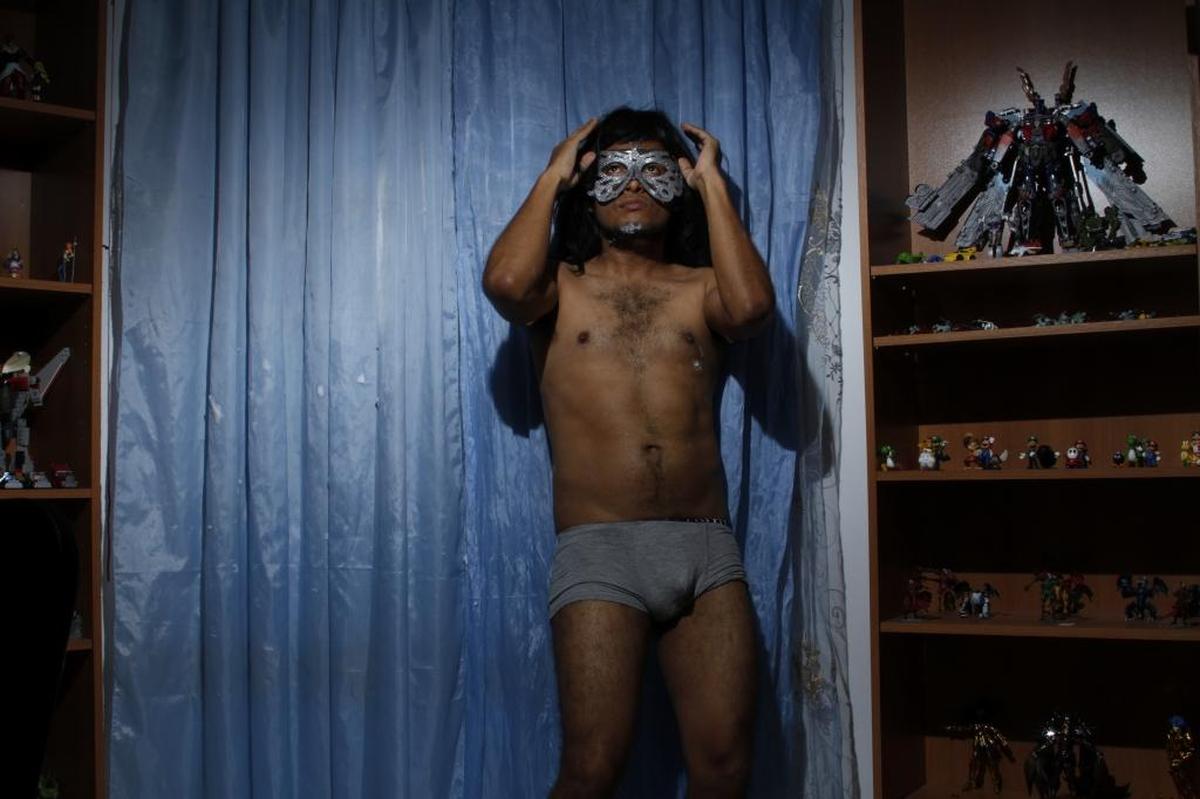 Nelson Morales’s “Disfraz,” from the series “Los amantes,” 2014.
