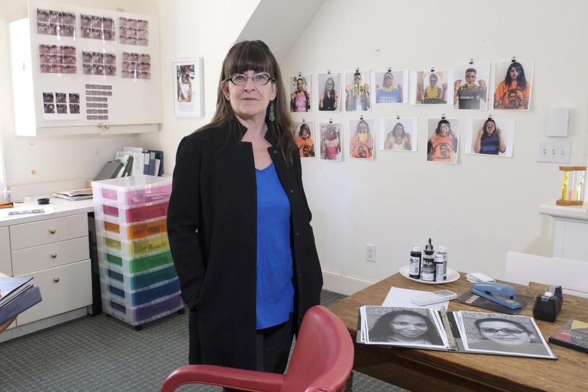 Annabel Manning: “There are two sides of me. One produces work in these groups. And then I depart from that and reflect on it and create art by myself. My paintings for installation are reflections on the relationships I have in these communities.”