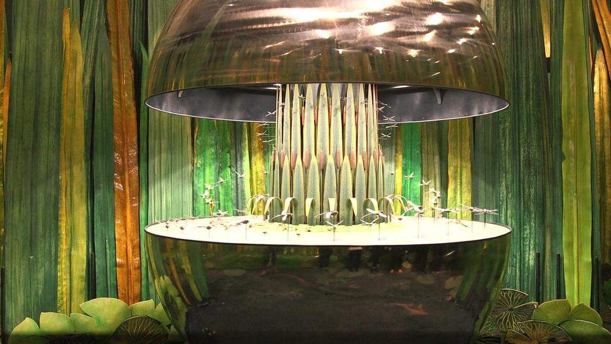 This piece of “Bug Lab” opens and closes.