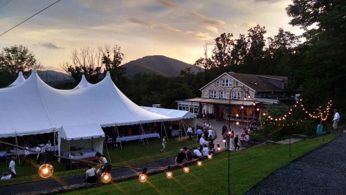 The Penland auction setting.