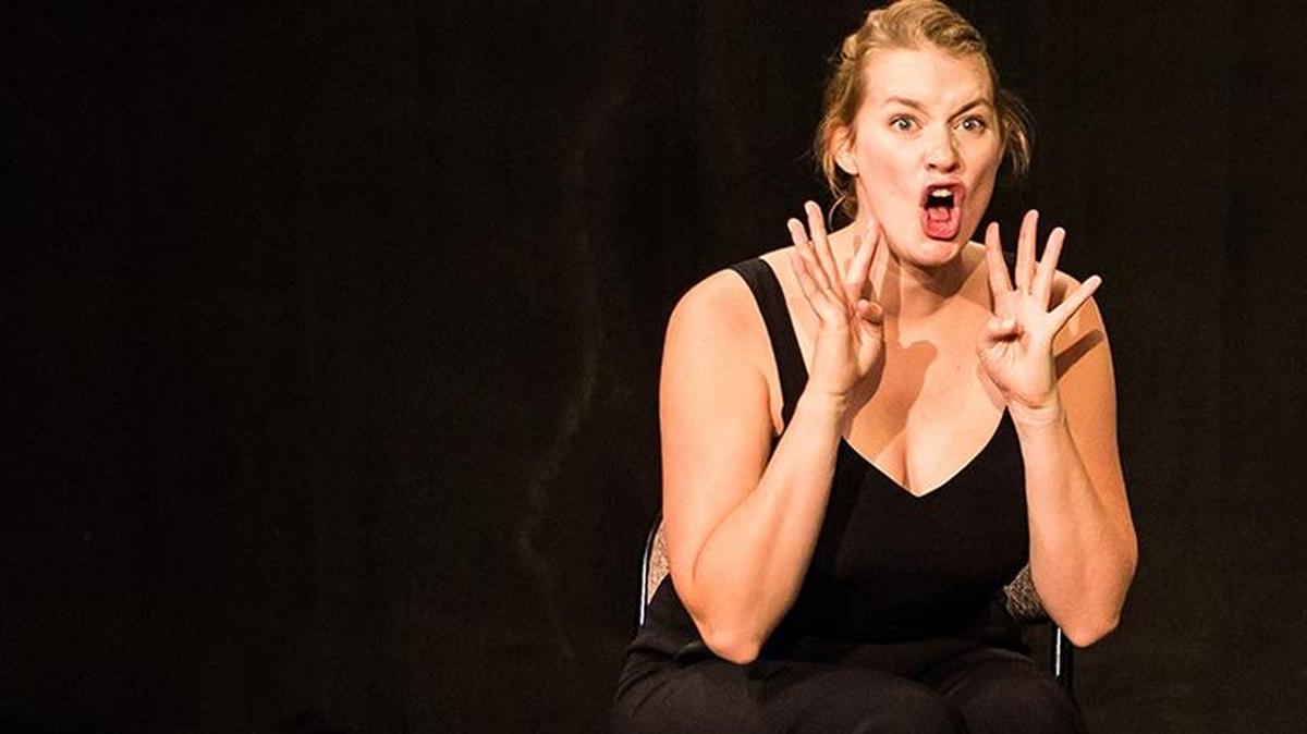 Kelly Ipema stars in “A One-Woman Sex and the City” at Stage Door Theater.