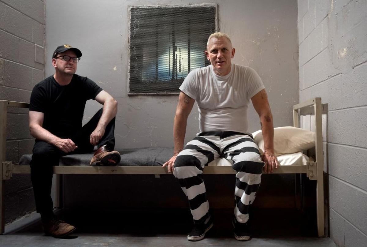 With “Logan Lucky,” Daniel Craig – shown here with director Steven Soderbergh – got a chance to play against type as incarcerated explosives expert Joe Bang.