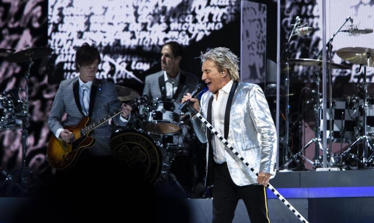 Rod Stewart performs “Having a party” in front of a crowded Spectrum Center on Saturday, July 28, 2018.