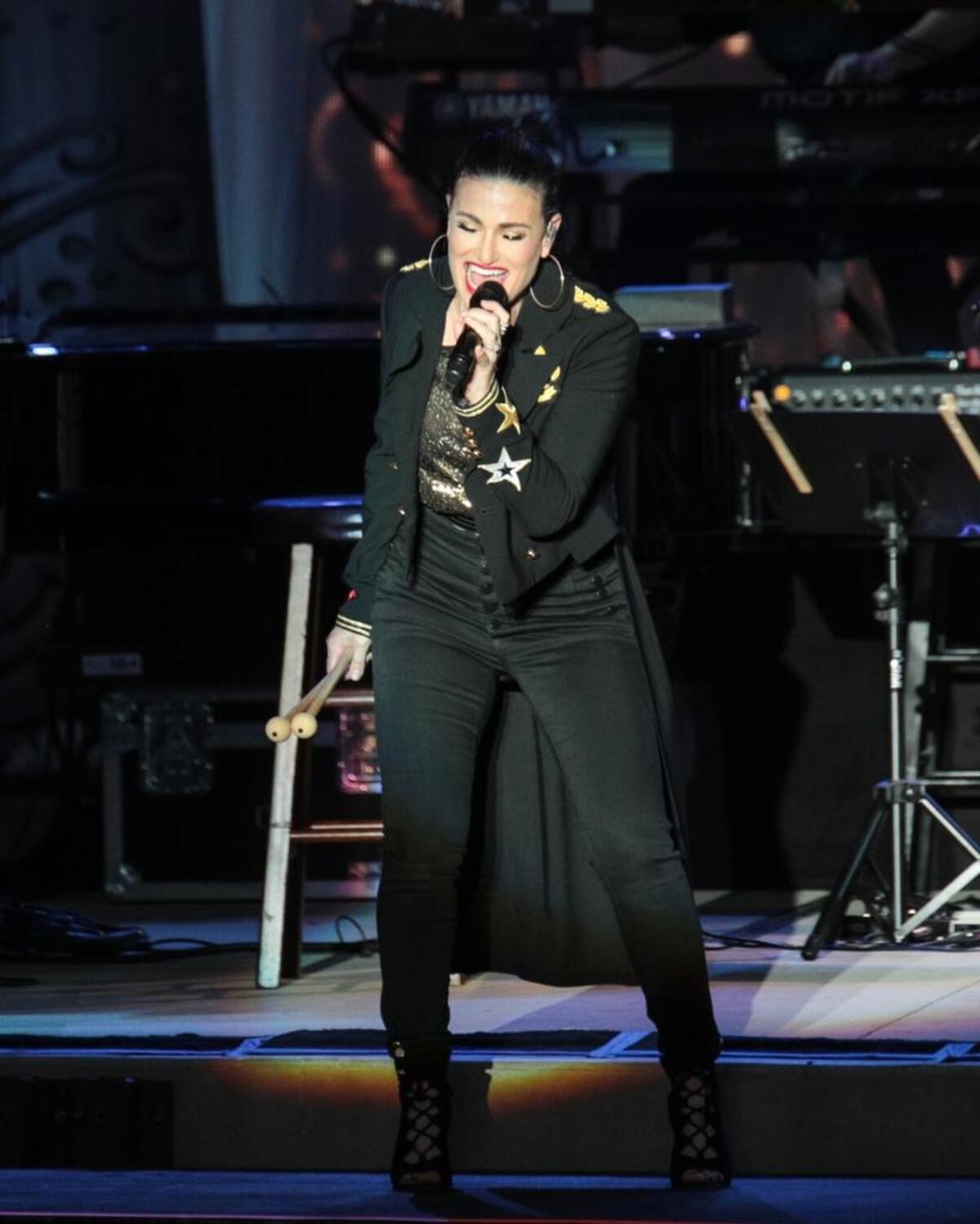 Ladies and gentlemen, Idina Menzel