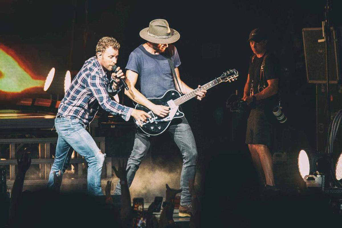 Dierks Bentley performs at PNC Music Pavilion on Thursday night.
