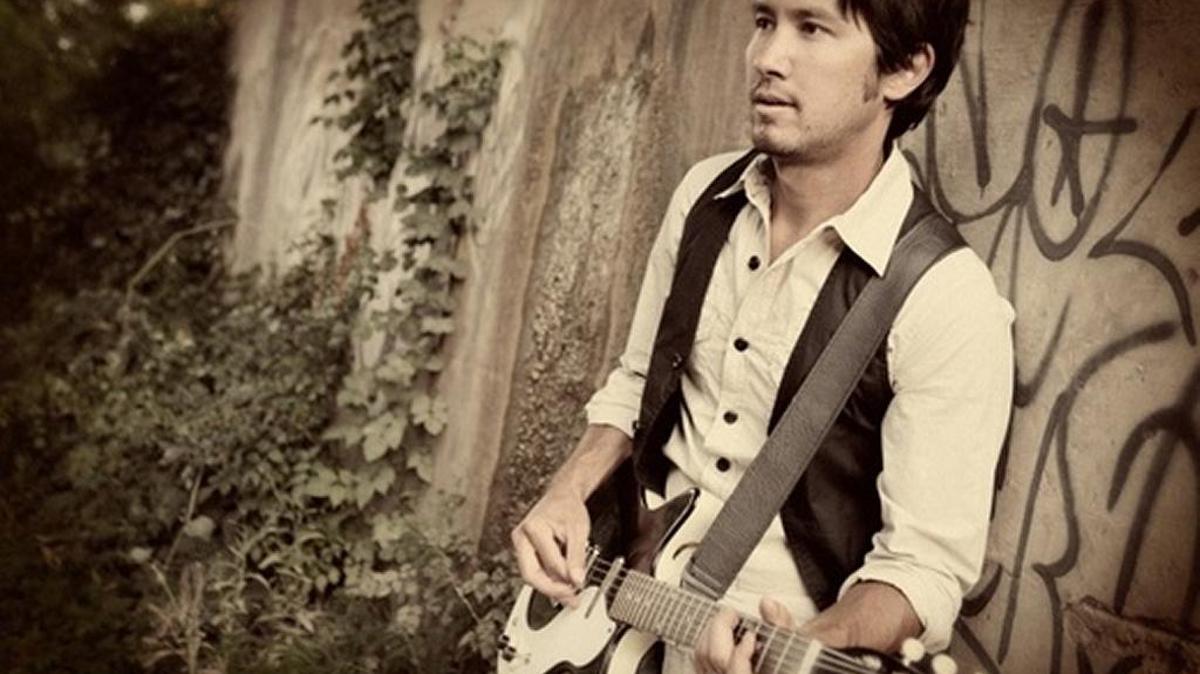 Mark Kano performs with Mike Garrigan at Evening Muse on Friday night.