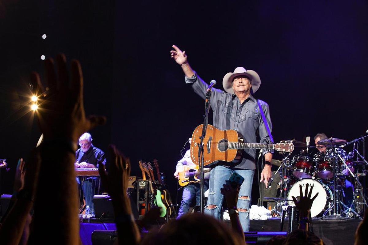 Alan Jackson acknowledges the Spectrum Center crowd.