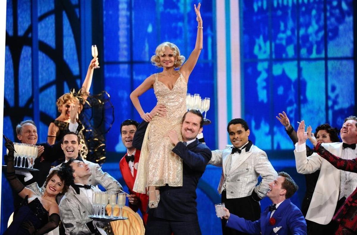 Kristin Chenoweth, center, and the cast of “On the Twentieth Century” performed at the 69th annual Tony Awards at Radio City Music Hall in 2015.