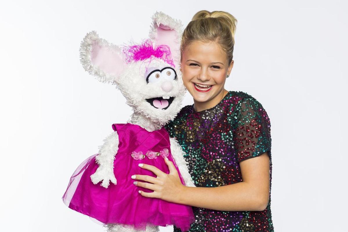 Darci Lynne Farmer with her puppet Petunia.