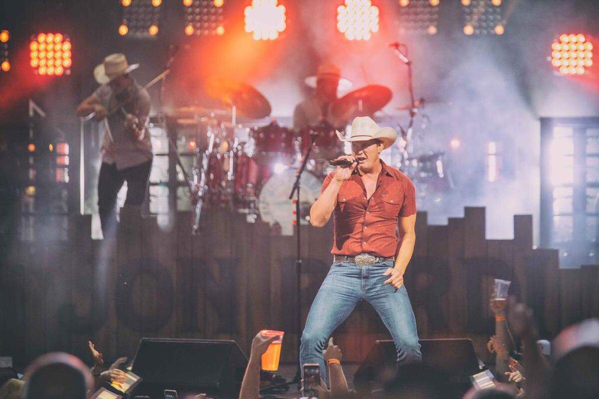 Jon Pardi performs at PNC Music Pavilion on Thursday night.