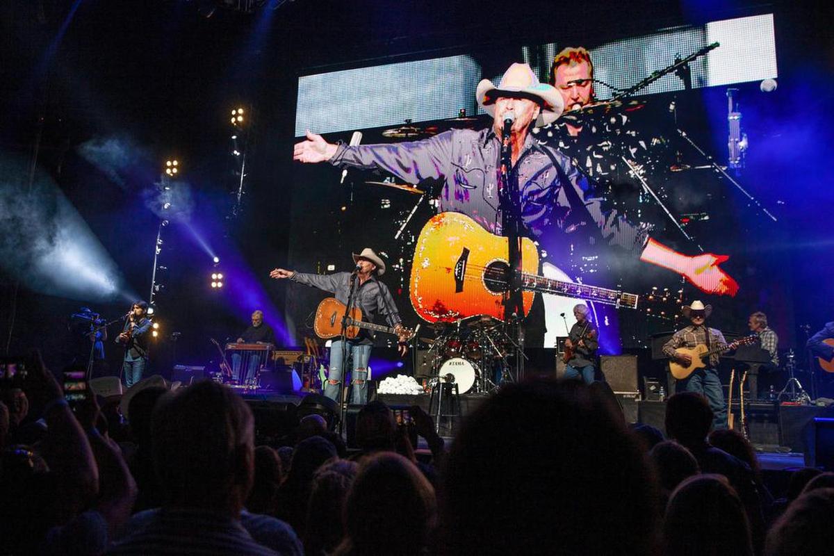 Alan Jackson basks in approving cheers.