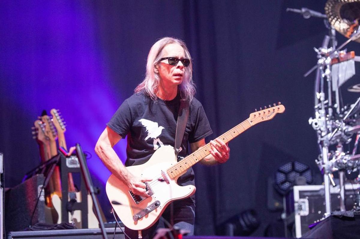 Tim Reynolds – lead guitar. Dave Matthews Band, PNC Music Pavilion, Tuesday July 24th, 2018