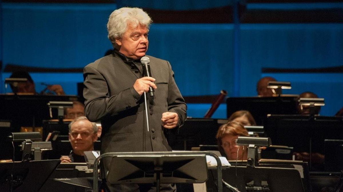 
Charlotte Symphony Orchestra music director Christopher Warren-Green has signed another three-year contract, this one through 2019.
