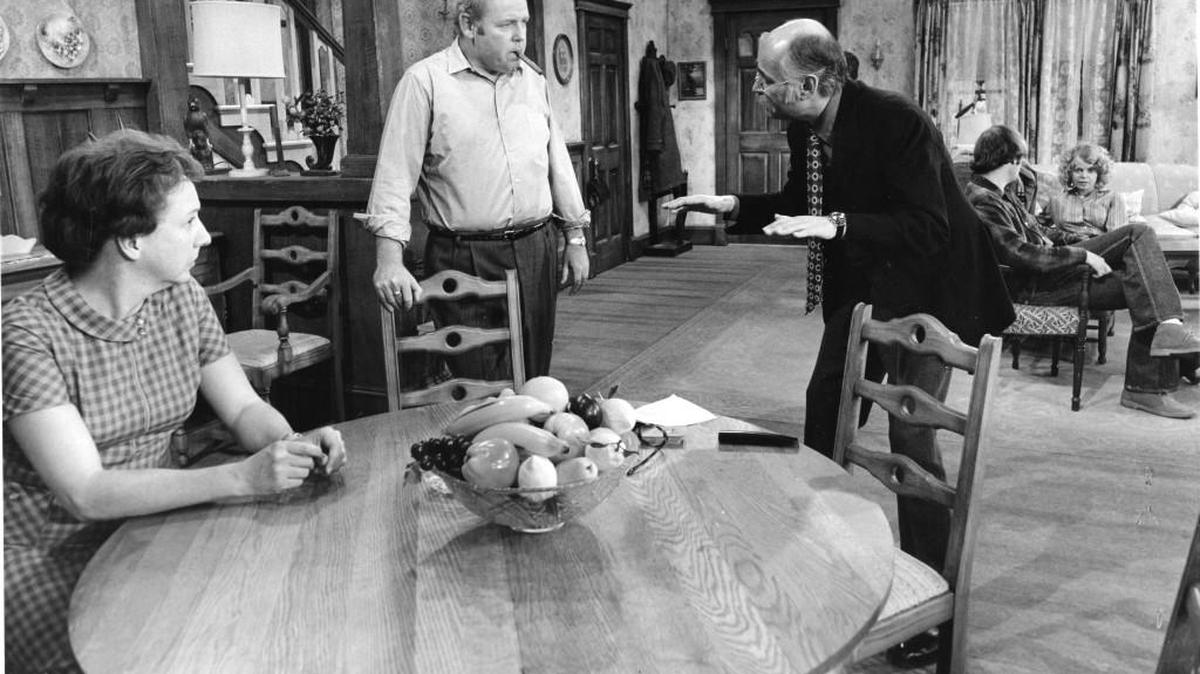 (L-R): Jean Stapleton, Carroll O’Connor, Norman Lear, Rob Reiner and Sally Struthers on the set of “All in the Family.”